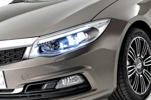 Qoros-3-Sedan-detail-front-qtr-lights-on_gallery_preview
